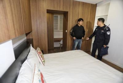 上海警方連夜清查臨時住宿服務場所現場直擊 隱患零容忍，嚴守安全底線